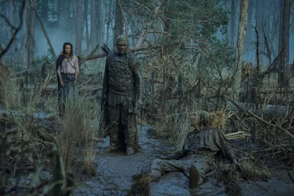 Bild 1 von 4: Als Isildur (Maxim Baldry, r.) und Arondir (Ismael Cruz Córdova, M.) in einem Moor in Lebensgefahr geraten, werden sie von Estrid (Nia Towle, l.) gerettet.