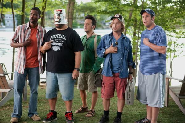 Bild 1 von 3: Die fünf Freunde Kurt (Chris Rock, l.), Eric (Kevin James, 2.v.l.), Rob (Rob Schneider, M.), Marcus (David Spade, 2.v.r.) und Lenny (Adam Sandler, r.) kommen albern vom Steg zurück. Plötzlich erblicken sie eine schöne Blondine, die am Haus angekommen ist.