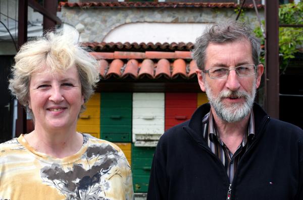 Bild 1 von 6: Marija Sivec (li.) und Dusan Zunko haben sich auf die Produktion von Bienenvölkern spezialisiert. In einem guten Jahr verkaufen sie 400 Kolonien.