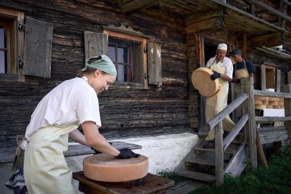 Bild 1 von 46: Im Bild: Käsetransport.