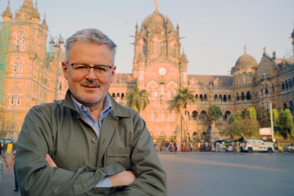 Bild 1 von 14: Christopher Clark vor dem ehemaligen Victoria Terminus in Mumbai. Heute heißt der Bahnhof Chhatrapati Shivaji Terminus. Es galt einst als das größte und wichtigste Gebäude Britisch-Indiens.