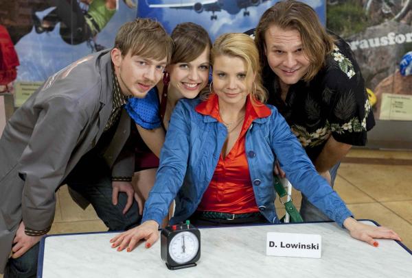 Bild 1 von 20: (3. Staffel) - Gemeinsam kämpfen Danni (Annette Frier, 2.v.r.), Bea (Nadja Becker, 2.v.l.), Nils (Oliver Fleischer, r.) und Hannes (Tino Mewes, l.) für das Recht der kleinen Leute ...