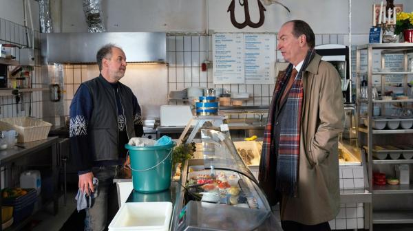 Bild 1 von 8: Harmsen (Marek Erhardt, l.); Markus Gellert (Herbert Knaup, r.)