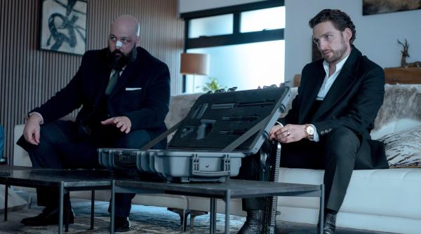Bild 1 von 1: Dempsey (Laurie Davidson) mit Miles Zahidi (Youssef Kerkour, li.), der rechten Hand seines Vaters.