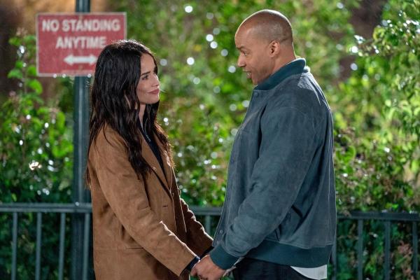 Bild 1 von 11: Julia Mariano (Abigail Spencer, l.); Trey Taylor (Donald Faison, r.)