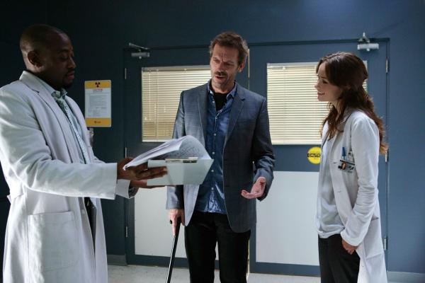 Bild 1 von 17: Der Magier Flynn erleidet in seiner Show während einer Entfesselungsnummer einen Herzstillstand. Bewerberin Nr. 13 (Olivia Wilde, r.), Dr. Eric Foreman (Omar Epps, l.) und Dr. House (Hugh Laurie, M.) versuchen die Ursache herauszufinden ...