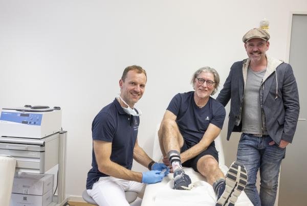 Bild 1 von 1: Fast ein Viertel aller Knieprothesen könnte durch rechtzeitige, passende Therapie vermieden werden. Zu Wort kommen Dr. Markus Klingenberg (Facharzt für Orthopädie und Unfallchirurgie) und Betroffene wie Ex-Torhüter Toni Schumacher.