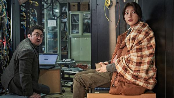 Bild 1 von 5: Kang Bong-Rae (Ma Dong-seok, li.) und Choi Ji-Young (Bae Suzy)