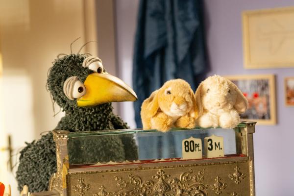 Bild 1 von 2: Welcher Hasi ist Rudi (Lennart Morgenstern) der liebste? Der funkelnagelneue oder der kaputte alte?© ZDF/AEDT - Honorarfreie Verwendung gemäß AGB im redaktionellen Zusammenhang mit genannter Sendung bei Nennung \