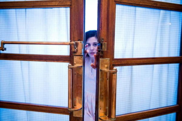 Bild 1 von 15: Verfolgt von den Geschehnissen ihrer Vergangenheit und getrieben durch die Angst um die ihr anvertrauten Kinder, versucht die Lehrerin Eve Parkins (Phoebe Fox), den tödlichen Vorkommnissen in dem verlassenen Anwesen Eel Marsh auf den Grund zu gehen. Mit grauenvollen Folgen ...