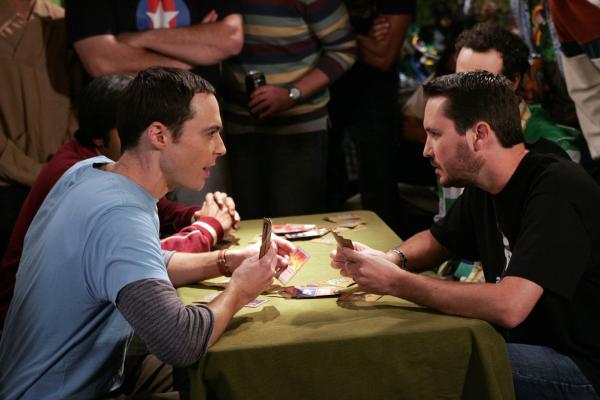 Bild 1 von 22: Bei einem Karten-Turnier will sich Sheldon (Jim Parsons, l.) an seinem Erzfeind Wil Wheaton (Will Wheaton, r.) rächen ...