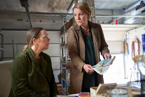 Bild 1 von 14: Marie Brand (Mariele Millowitsch, r.) findet verdächtiges Material im Haus von Petra Fassbender (Dagmar Leesch, l.).