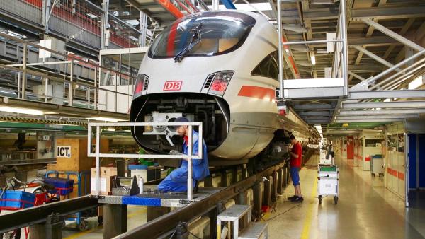 Schrauben, schmieren, schuften - Boxenstopp für Züge