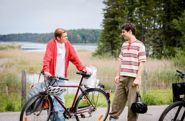 Bild 1 von 26: Im Bild: Elias? (Orlando Lenzen, r.) Begeisterung über seine Auszeit mit Leo (Aurel Klug, l.) weicht einer gewissen Ernüchterung.