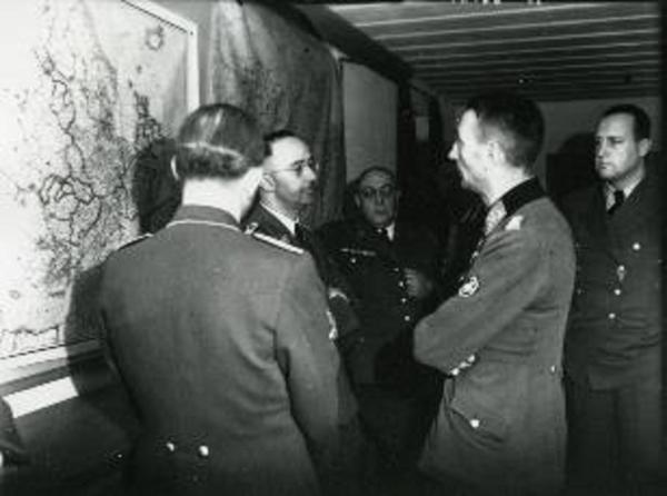Bild 1 von 3: In den Anfangsjahren der Naziherrschaft hat die SS nur geringen Einfluss. Durch Geschick und Intrigen formt Himmler (2. v. l.) sie zur mächtigsten Organisation im Reich.