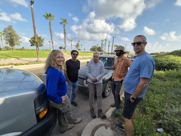 Bild 1 von 5: In this behind-the-scenes photo, Beverly Goodman and Jeremy Gabriel are pictured outdoors with Israeli film crew members Ronen Mayo, Doron Peled and Elad Goldberg in Caesarea, Israel. (Windfall Films)