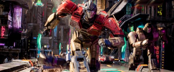 Bild 1 von 5: Chris Hemsworth (Orion Pax/Optimus Prime), left, and Brian Tyree Henry (D-16/Megatron) star in PARAMOUNT ANIMATION and HASBRO Present In Association with NEW REPUBLIC PICTURESA di BONAVENTURA PICTURES Production A TOM DESANTO / DON MURPHY ProductionA BAY FILMS Production \