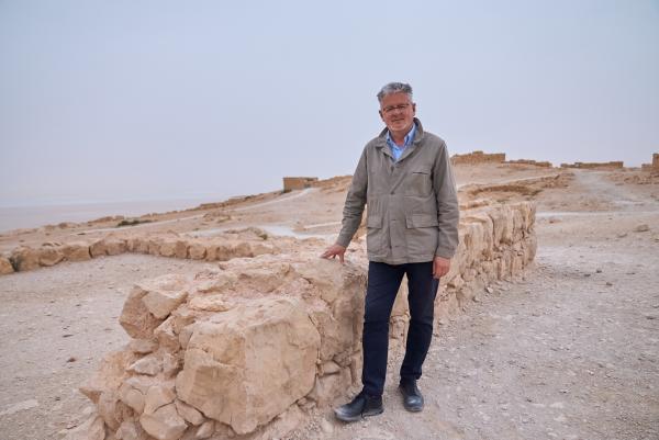 Bild 1 von 12: Christopher Clark vor den Resten der Felsenfestung von Masada in Israel