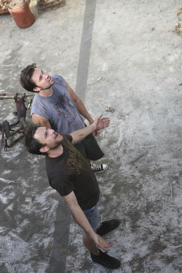 Bild 1 von 13: Charlie Kelly (Charlie Day, unten); Mac (Rob McElhenney, oben)