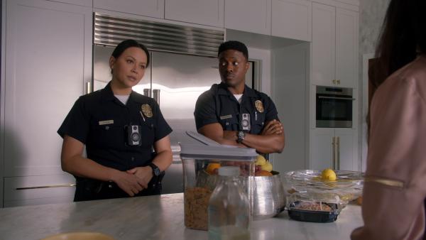 Bild 1 von 3: Officer Lucy Chen (Melissa O'Neil) und Aaron Thorsen (Tru Valentino) erhalten einen dringenden Einsatz, der sie in ein Haus führt.