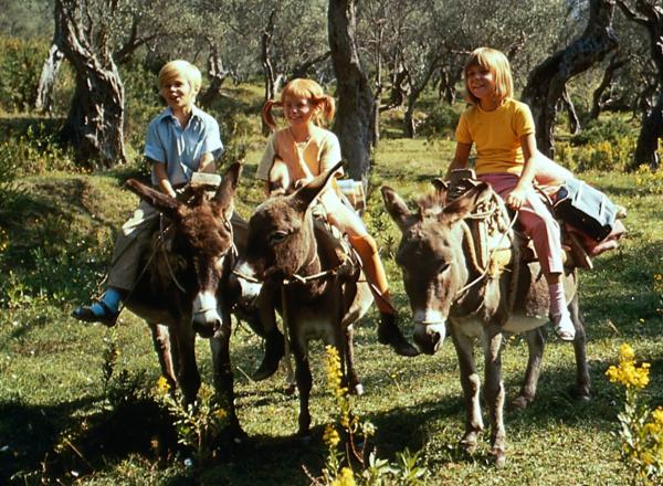 Bild 1 von 3: Pippi (Inger Nilsson, M.), Tommy (Pär Sundberg) und Annika (Maria Persson, r.) befinden sich auf dem Weg zur Insel Taka-Tuka, wo Kapitän Langstrumpf von Seeräubern gefangen gehalten wird.