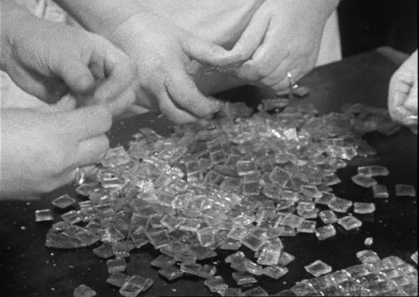 Bild 1 von 4: Die auf Tafeln hergestellten Zwiebel-Bonbons müssen zum Schluss noch in Einzelstücke gebrochen werden.