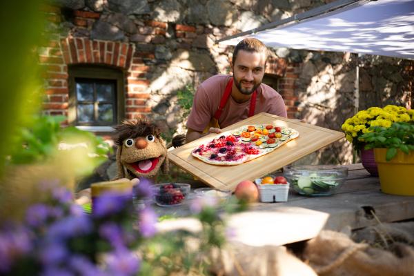 Bild 1 von 3: Moppi und Tarek freuen sich auf einen süßen und herzhaften Flammkuchen.