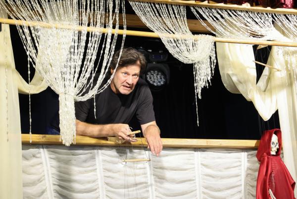 Bild 1 von 6: Alfred Bollisto (Harald Windisch) steht auf der Bühne seines Puppentheaters um für die Premiere zu proben.