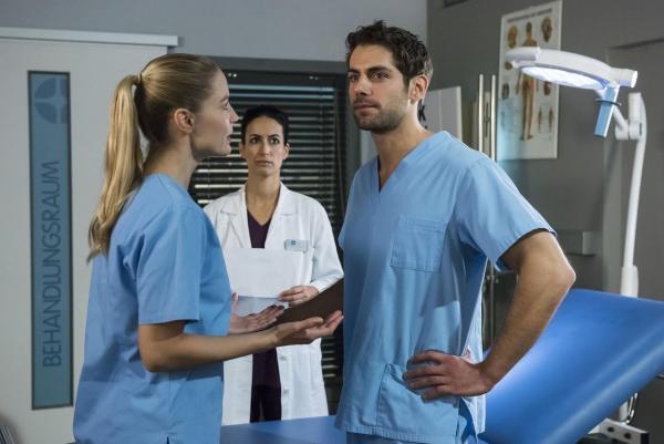 Bild 1 von 7: (v.l.n.r.) Julia Berger (Mirka Pigulla); Dr. Leyla Sherbaz (Sanam Afrashteh); Dr. Niklas Ahrend (Roy Peter Link)