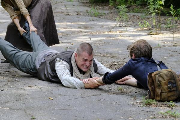 Bild 1 von 9: MacGyver (Lucas Till, r.) und Jack (George Eads, l.) halten fest zusammen. Ob sie den entführten Navy Seal aus den Händen der Terroristen befreien können?