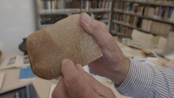 Bild 1 von 3: Die Runen bergen auch heute noch viele Geheimnisse. Ihr Ursprung gibt Forschern weiterhin Rätsel auf.