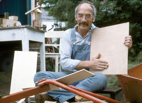 Bild 1 von 3: Weil sich in Peters Bauwagen der Holzwurm breit gemacht hat, müssen einige Teile ausgetauscht werden. Der Zimmermann hilft ihm dabei.