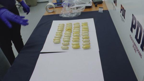Bild 1 von 2: Sichergestellte Drogenkapseln werden von den Ermittlern dokumentiert - Beweismaterial eines geplanten Schmuggels.