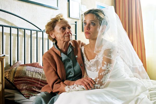 Bild 1 von 11: Verwirrung total: Nina (Muriel Baumeister, r.), die die Hochzeit von Karen und Hannes vorbereiten soll, sitzt tränenüberströmt in dem Designerkleid der zukünftigen Braut neben ihrer Oma (Ruth Glöss, l.).