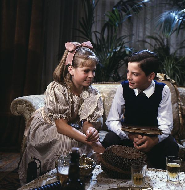 Bild 1 von 1: Das Nesthäkchen (Anja Bayer) ist größer geworden, aber immer noch verbindet sie eine innige Zuneigung zu ihrem Bruder Klaus (Patrick Janovsky).