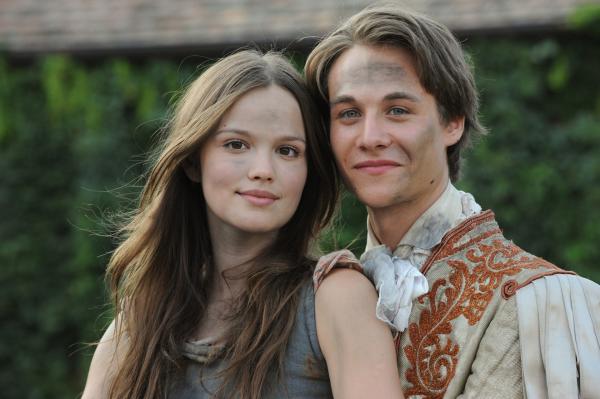 Bild 1 von 20: Aschenputtel (Emilia Schüle) und ihr Prinz (Max Felder)