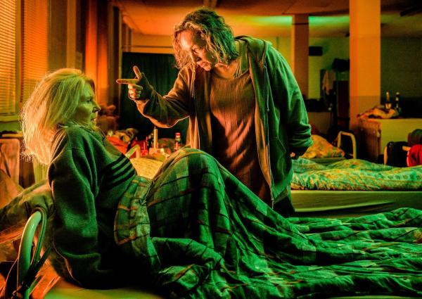 Bild 1 von 17: Im Bild: Hanna Berger (Christiane Hörbiger) fühlt sich in der Notunterkunft von der betrunkenen Obdachlosen Sonia (Angelika Bartsch) bedroht.