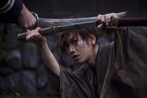 Bild 1 von 3: Der frühere Samurai Kämpfer Kenshin Himura (Takeru Sato) hat der Gewalt abgeschworen und wandert ziellos durch Japan, um dort zu helfen, wo Menschen in Not sind. Doch auf der Suche nach Frieden mit sich selbst, holt ihn seine Geschichte in Form eines gleichnamigen Killers wieder ein ...