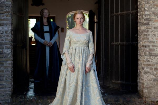 Bild 1 von 7: Jacquetta Woodville (Janet McTeer, l.); Elizabeth Woodville (Rebecca Ferguson, r.)