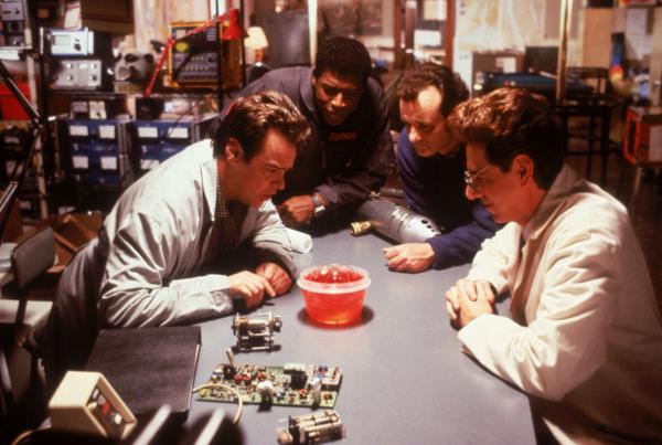 Bild 1 von 3: Raymond Stantz (Dan Aykroyd, l.), Winston Zeddemore (Ernie Hudson, 2.v.l.), Egon Spengler (Harold Ramis, r.) und Peter Venkman (Bill Murray, 2.v.r.) versuchen herauszufinden, was es mit dem unterirdischen Schleim auf sich hat.