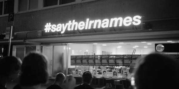 Bild 1 von 5: #saytheirnames leuchtet vom Vordach der \