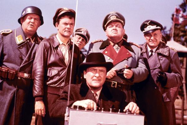 Bild 1 von 14: (Stehend v.l.) Sgt. Hans Georg Schultz (John Banner), Colonel Robert E. Hogan (Bob Crane), General von Kattenhorn (Jacques Aubuchon), Colonel Wilhelm Klink (Werner Klemperer)