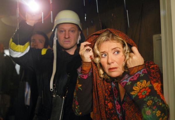 Bild 1 von 5: Durch einen Wasserschaden ist Ritas (Jutta Speidel) Apartment unbewohnbar.