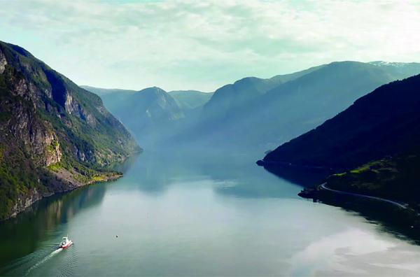 Bild 1 von 2: Norwegens Süden ist durch steile Berge und tiefe, dunkle Fjorde geprägt.