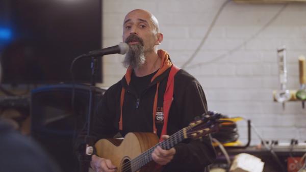 Bild 1 von 1: Manche versinken so tief in Verschwörungen, dass diese ihr gesamtes Denken und Handeln beeinflussen. Der Engländer Darren Smith bringt die Truther Zeitung \