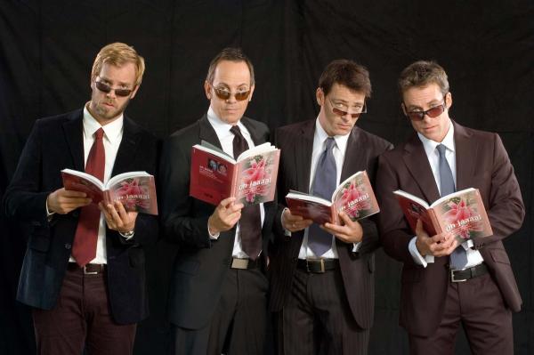 Bild 1 von 16: Mit Fachbüchern und einer Kiste Orangen bewaffnet, gehen Stefan (Dominic Boeer, l.), Ulf (Moritz Lindbergh, 2.v.l.), Karl (Jan Sosniok, 2.v.r.) und Adam (Marco Girnth, r.) auf die Jagd nach dem \