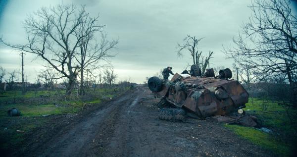 Bild 1 von 4: Auch fern der Front ist der Krieg in der Ukraine allgegenwärtig - Panzer auf Straßen werden Teil des täglichen Lebens.