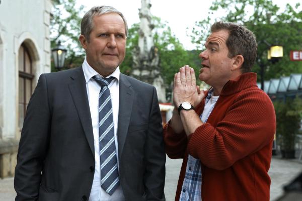 Bild 1 von 9: Im Bild: Harald Krassnitzer (Hubert Fischbach), Cornelius Obonya (Viktor Fischbach).