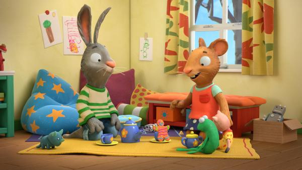 Bild 1 von 3: Posy ist begeistert von ihrer Lebkuchenfigur und Pip ist fast ein bisschen eifersüchtig.