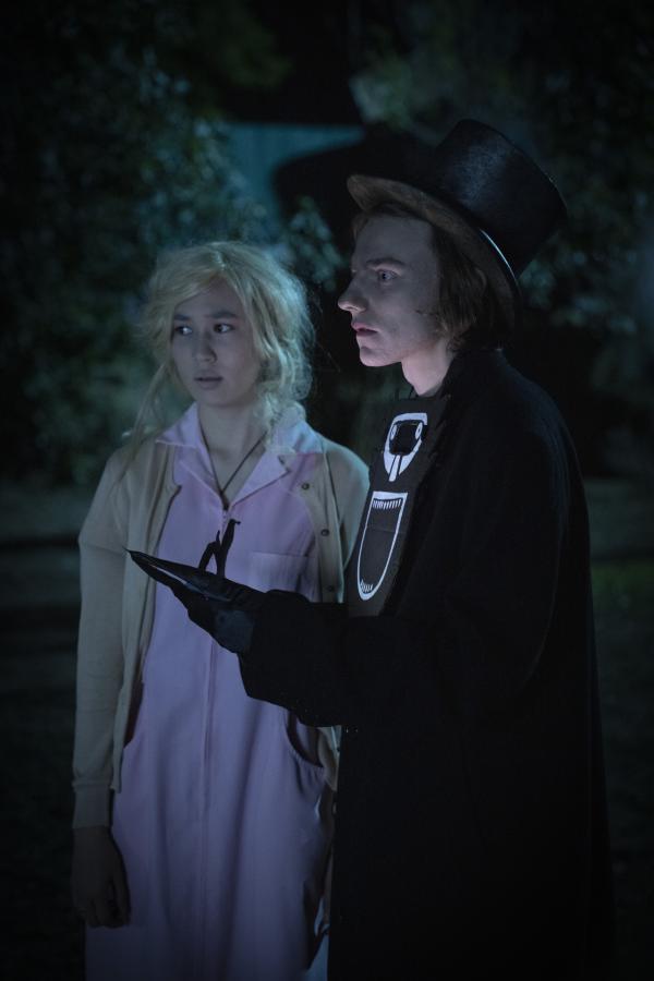 Bild 1 von 4: Violetta (Hannah Ogawa) und Chester (Henry Strand) haben sich für Halloween verkleidet